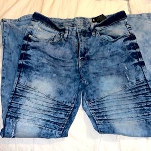 DISTRESSED BLUE JEANS
